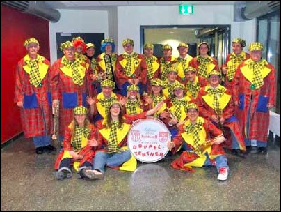 Swingis im  Clownkostüm